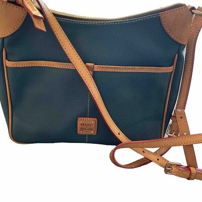 Bandolera Dooney & Bourke Kimberly de segunda mano, forro tiene manchas de tinta. Verde y tostado Foto 1 de 4