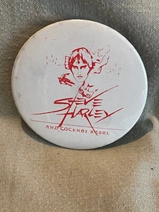 ORIGINAL VINTAGE STEVE HARLEY Cockney Rebel Vintage Pin Badge 65MM ROCK POP BAND - Imagen 1 de 3