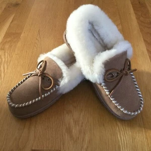 The Vermont Country Store Womens Sheepskin Moccasins Slippers Size 6 NWB - Picture 1 of 11