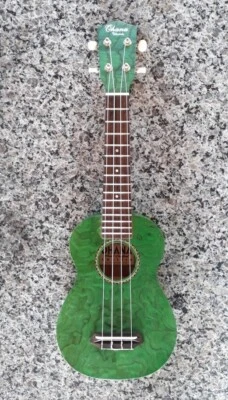 Ukelele de madera de sauce talla soprano verde modelo SK-15W GN Ohana - bolsa de concierto GRATIS   Foto 1 de 4