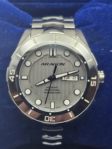 Orologio Uomo Aragon Modello A506 Quadrante Argento Ercole Automatico 50mm 200m WR - Foto 1 di 9
