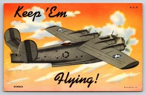 Segunda Guerra Mundial Curt Teich 'Keep 'Em Flying' Bombardero Postal 1944 Ejército Cuerpo Aéreo - Imagen 1 de 2