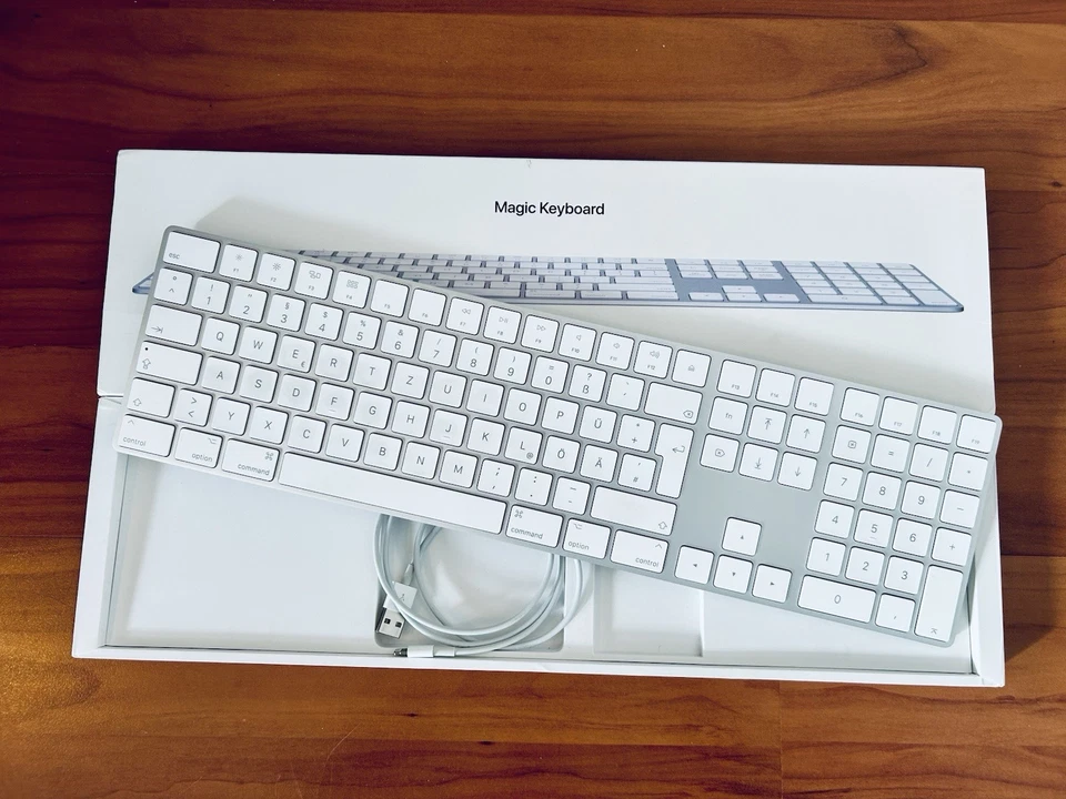 Apple Magic Keyboard mit Ziffernblock + OVP + Ladekabel - Bild 1 von 4