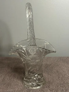 Cesta de cristal vintage de cristal cortado con plomo con mango 11" de alto 6,5" de ancho - Imagen 1 de 2