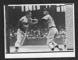 1961 Press Photo, Jim Bunning Tiger & Jim Piersall Indians, RIOT BEGINS - Picture 1 of 3