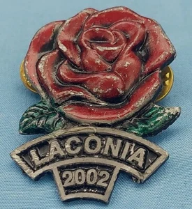 Pin Laconia 2002 rojo esmaltado rosa usado  - Imagen 1 de 4