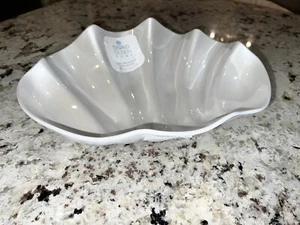 NEW SIGRID OLSEN MELAMINE LARGE CLAM SHELL SERVING BOWL WHITE COASTAL BEACH