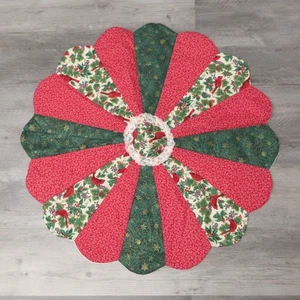 Falda Árbol Acolchada Topper Acolchada Hecha a Mano 29" Rojo Verde Pájaros Cardenales - Imagen 1 de 8