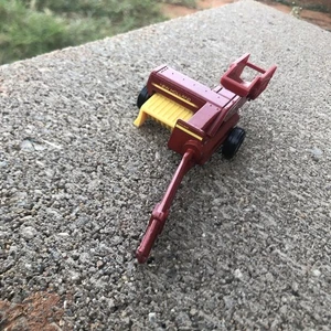 Ertl Diecast Farm Toy New Holland Hayliner Square Hay Baler 1:64 - Picture 1 of 5