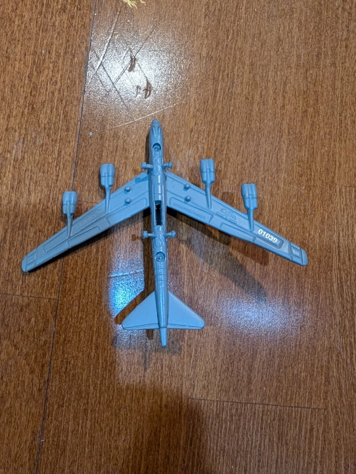 Micro Machines Military B-52 FF Verde 3 tons camuflagem USAF - Imagem 1 de 4