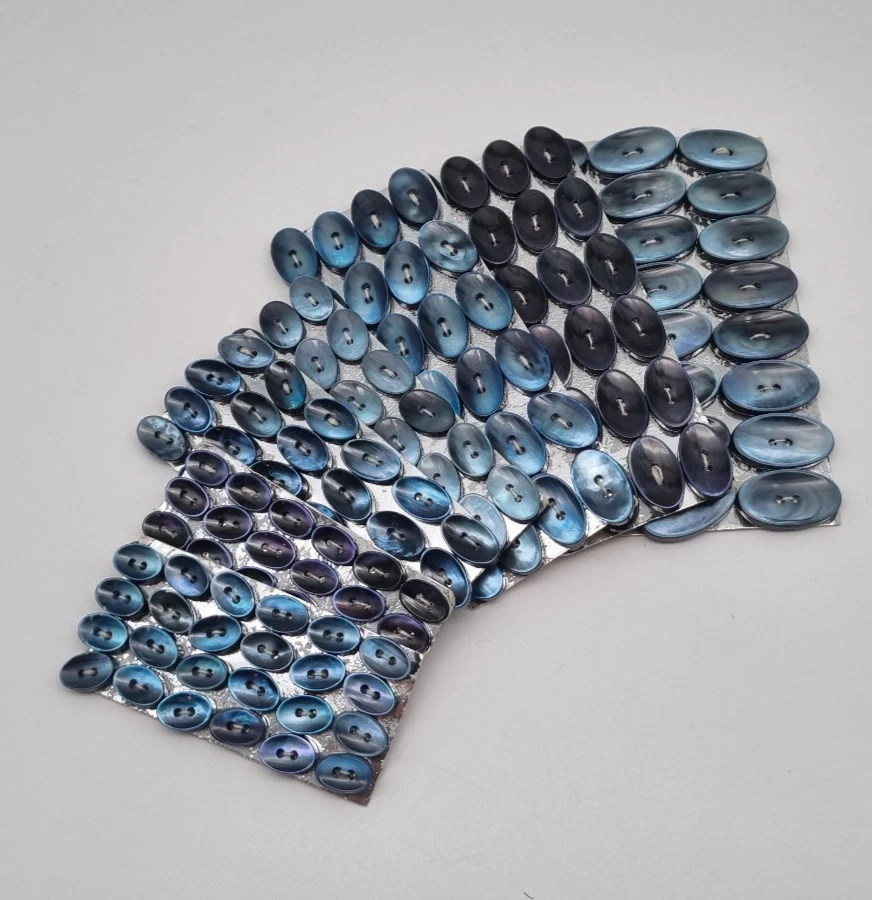 Blauer ovaler Perlmutt 2-Loch-Knopf 11-23 mm / Mother-of-Pearl Button Bouton P18 - Bild 1 von 1