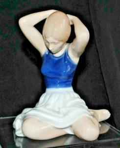 ROYAL COPENHAGEN DENMARK  #4648 GIRL DRESSING HAIR FIGURINE 1966 - Picture 1 of 7