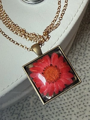 Collar envejecido flor roja de resina hecho a mano  Foto 1 de 4