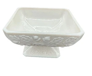 Plato de nuez de caramelo de colección con base de patrón de bellota y hojas Jeanette Shell rosa vidrio de leche - Imagen 1 de 13