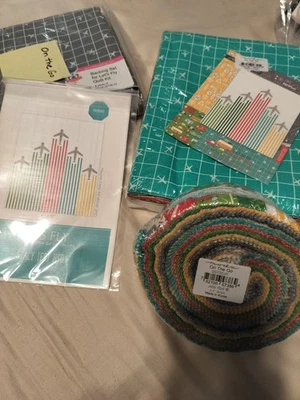 Kit trapunta Let's Fly/On The Go From Moda e Stacy Iest Hsu 61x72 più rotolo di gelatina - Immagine 1 di 4