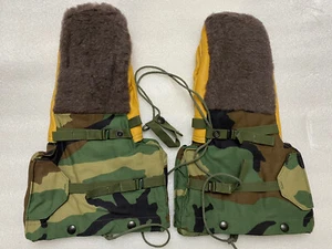 US. Military Woodland Camouflage Arctic Mittens with Liners Size Medium - Picture 1 of 7