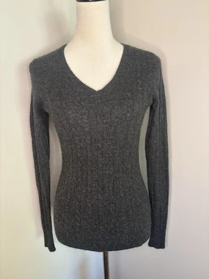 Suéter cápsula Bela NYC 100 % cachemir gris carbón acanalado cuello en V talla mediana Foto 1 de 4