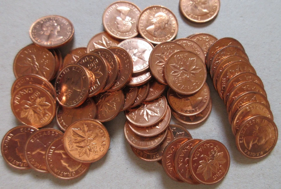 Roll of 1957 Canada Small Cents UNC (50 Penny Coins). 1p 1c (R195-196,198) - Image 1 of 4