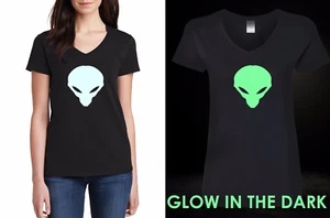 Damas Cuello en V Alienígena Camisa OVNI Brilla en la Oscuridad Ciencia Fi Espacio Galaxia Planetas - Imagen 1 de 3