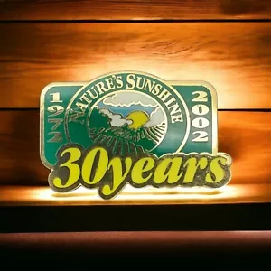 Vintage 2002 Natures Sunshine 30th Anniversary MLM Werbung Emaille Anstecknadel - Bild 1 von 4
