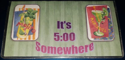 Vinilo para cubierta de chequera hecho a mano y multicolor, es a las 5:00 en algún lugar de verde Foto 1 de 2