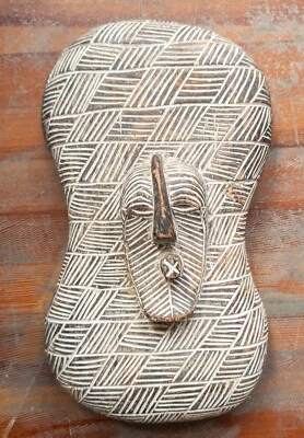 Antiguo escudo de madera tallada Songye africana del siglo XX kifue tribu del Congo Foto 1 de 4