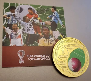 Qatar 2022 World Cup Gold Coin Mascot Logo Flag Football Messi Signed Euro 2024 - Foto 1 di 11