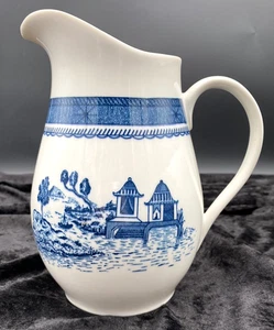 Brocca vintage Syracuse China, 'Old Cathay', 32 once, spensierata vera con cinturino - come nuova - Foto 1 di 10