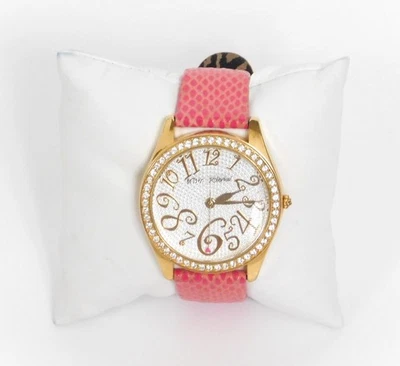 Reloj Betsey Johnson para mujer cara grande con correas de cuero rosa de piel de serpiente en relieve Foto 1 de 4