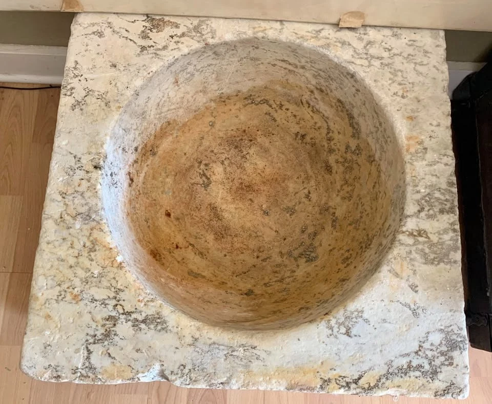 Antigua cuenca de piedra tallada de finales del siglo XVIII-XIX. excavada de mediados del siglo XIX Foto 1 de 4