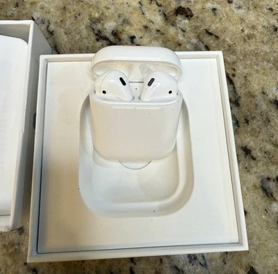 Estuche de carga Apple AirPods 2da generación falta cable de carga Foto 1 de 4