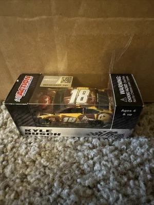 2019 #18 Kyle Busch M&Ms Tablet Bar 1/64 Action NASCAR Diecast - Image 1 of 3