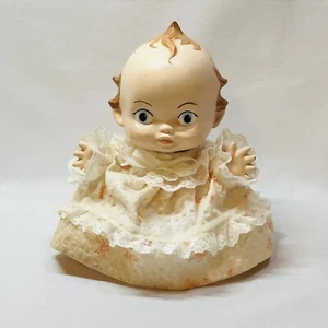 "Muñeco bebé de porcelana Kewpie vintage vestido hecho a mano ojos grandes sentado 6"" reparado" - Imagen 1 de 11