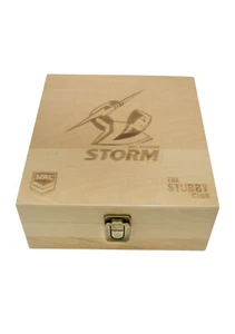 414049 MELBOURNE STORM NRL TEAM WHISKY WHISKEY STONE SET WITH TONGS IN GIFT BOX - Foto 1 di 2