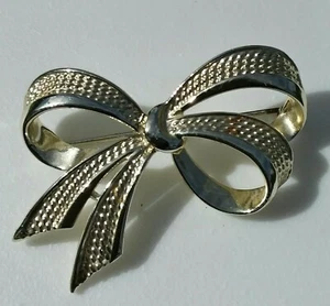 CORO Signed Vintage BRUSHED GOLDTONE BOW BROOCH PIN - Picture 1 of 3