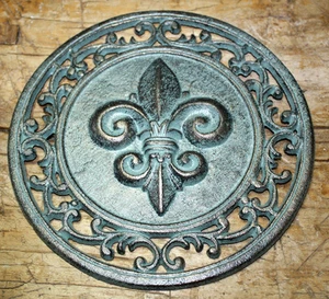 Cast Iron Round FLEUR DE LIS Plaque Sign Rustic Saints Home Decor Boy Scouts - Picture 1 of 2