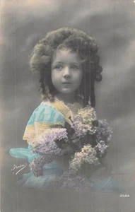 CP PETITE FILLE AVEC LILAS FLEURS - 12347 - Imagen 1 de 2