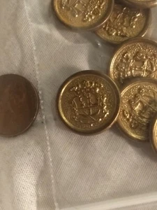 Vintage 7 Metall Messing Look Knöpfe Krone Schild Mann Boot Mond Stern Militär? - Bild 1 von 2