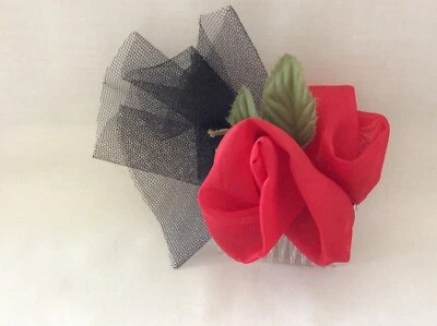 Vintage Red Satin Rose & Black Net Fascinator - Imagem 1 de 2