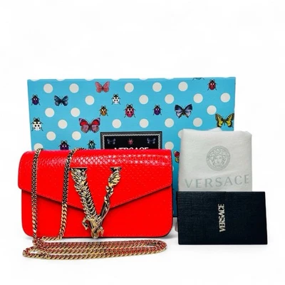 Nuevo con etiquetas Bolso Bandolera Versace Virtus Dorado Grabado Coral Rojo Cuero Mini Noche Foto 1 de 4