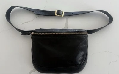 CLARE V Fanny Pack/Corpo Cruzado Couro Pebbled Preto Zíper Dourado Alça Ajustável - Imagem 1 de 4