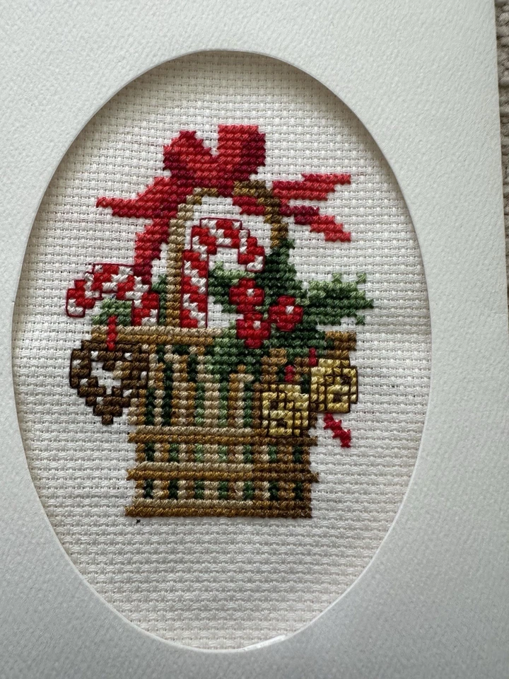 TARJETA PUNTO DE CRUZ TERMINADA "CESTA DE NAVIDAD" Foto 1 de 1