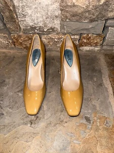 Women’s Fitzwell Gold/Mustard Dress Shoes, Size 6 Heels - Picture 1 of 6