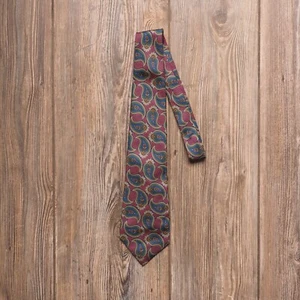 Nautica Maroon Paisley Silk Neck Tie Made in the USA (0120023) - Picture 1 of 5