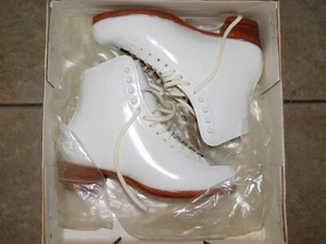 NEW OLD STOCK RIEDELL F900 FIGURE SKATES SZ 4 AA WHITE BOOT ONLY - Picture 1 of 6