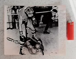 ROBERTO DURAN vs. SPARRINGSPARTNER: Original UPI 10 Zoll x 8 Zoll Foto 30D - Bild 1 von 2