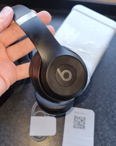 Beats Solo 4 A3149 Wireless On Ear Kopfhörer - Mattschwarz - Bild 1 von 10