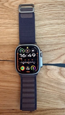 Apple Watch Ultra 49mm Titangehäuse mit Indigo Alpine Loop Armband, Medium - Bild 1 von 4