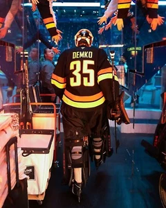 Foto de hockey Thatcher Demko Tunnel Walk Vancouver Canucks 8x10 NHL - Imagen 1 de 1