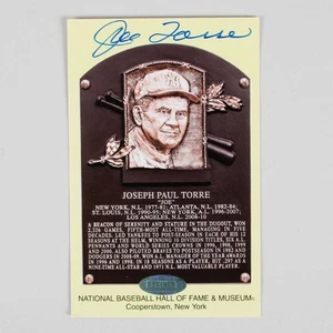 JOE TORRE SIGNED 2024 NATIONAL BASEBALL HALL OF FAME PLAQUE POSTCARD W/ Stein... - Picture 1 of 5